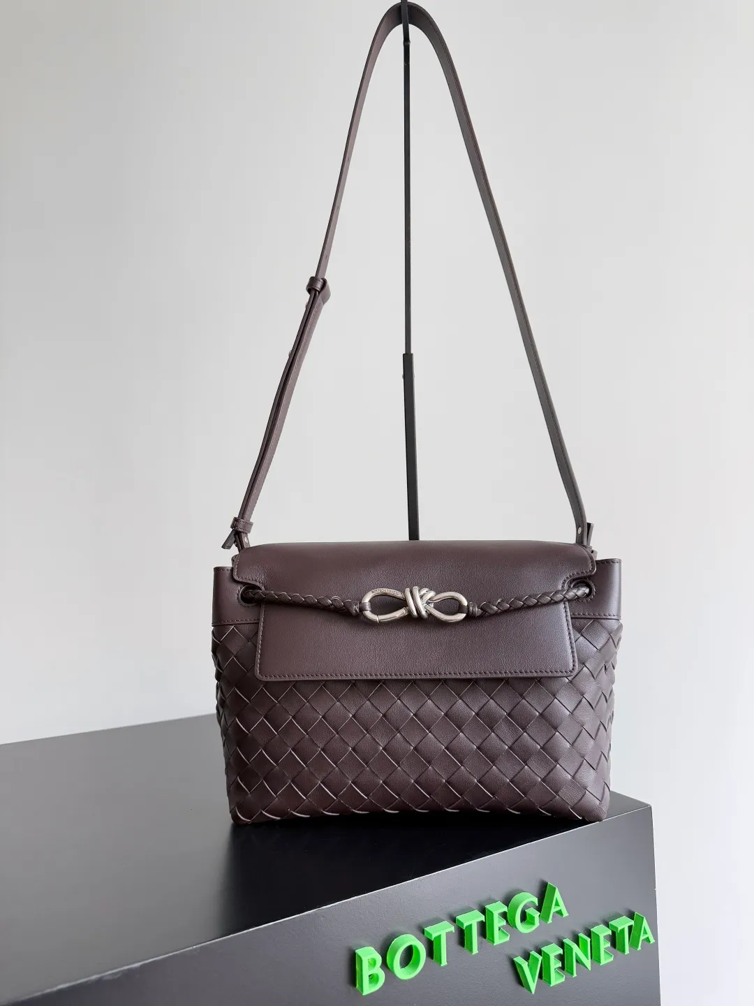 Batch 2460 BOTTEGA VENETA Bottega Veneta's 2025 new product for men ANDIAMO Bottega Veneta's main recommendation is undoubtedly the Andiamo small size. The first new favorite of the 2025 new product is a men's figure buckle bag. It can be seen that the designer has used many small ideas. The detachable crossbody strap is very convenient. It is convenient for elite office workers to reduce the burden on their hands when carrying work logs and office supplies. The interior is divided into two large compartments and a small zippered compartment. Unlike the women's model, the compartments here are not removable. The fixed large single layer also makes it easier to pack lightly when going out to work, and avoids the accumulation of too many small items. Style number: 815781 Size: 29*20*13cm